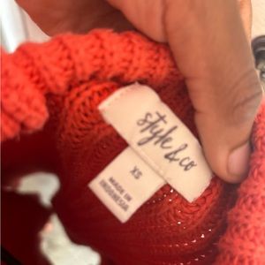This sweater is for all the orange and red lovers.
